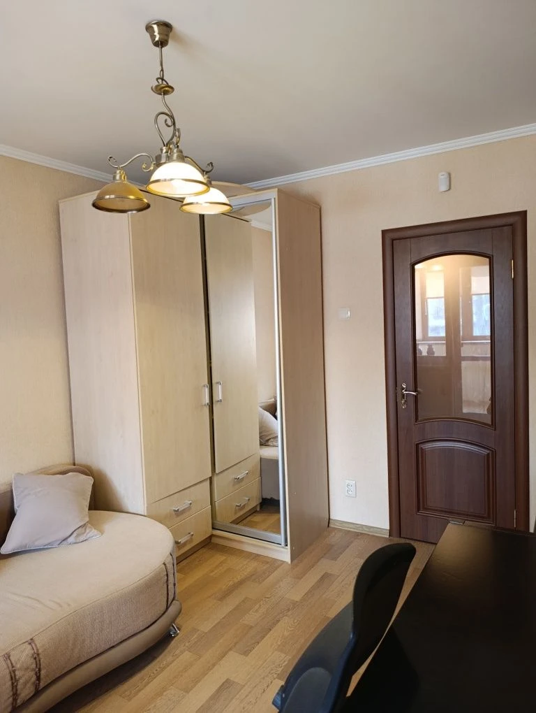 Продаж 3-к квартири з капітальним ремонтом, 2 поверх, меблі/