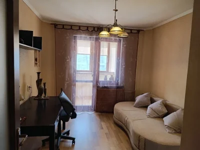 Продаж 3-к квартири з капітальним ремонтом, 2 поверх, меблі/