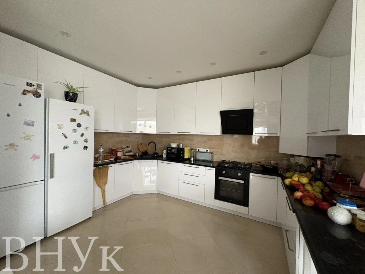 Продам 2к з кухнею студією з ремонтом,меблями та технікою