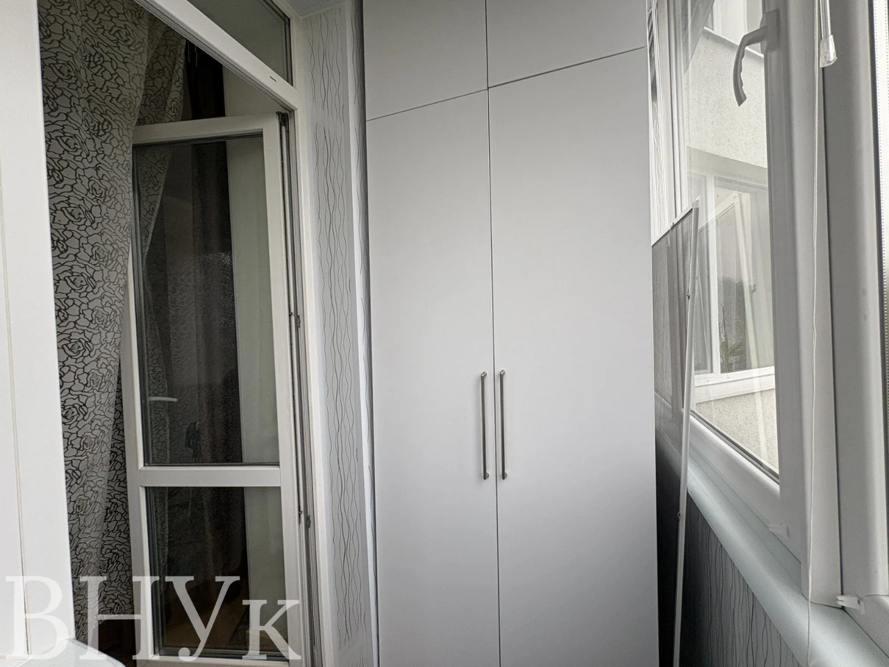 Продам 2к з кухнею студією з ремонтом,меблями та технікою