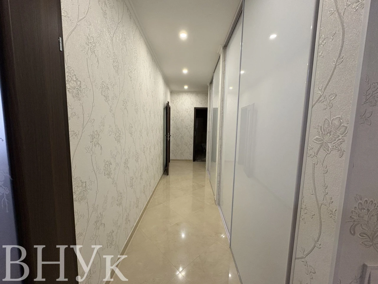Продам 2к з кухнею студією з ремонтом,меблями та технікою