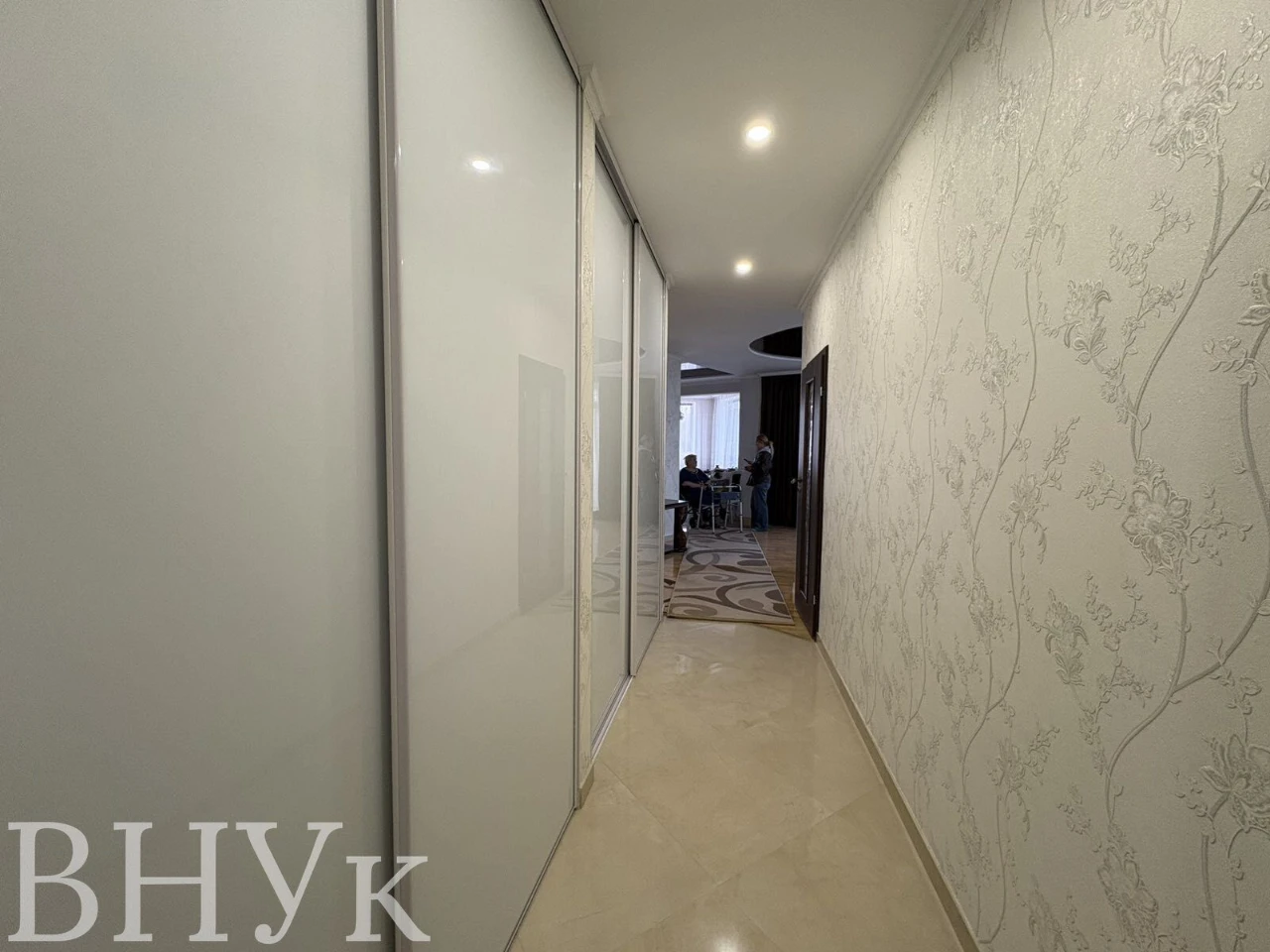 Продам 2к з кухнею студією з ремонтом,меблями та технікою