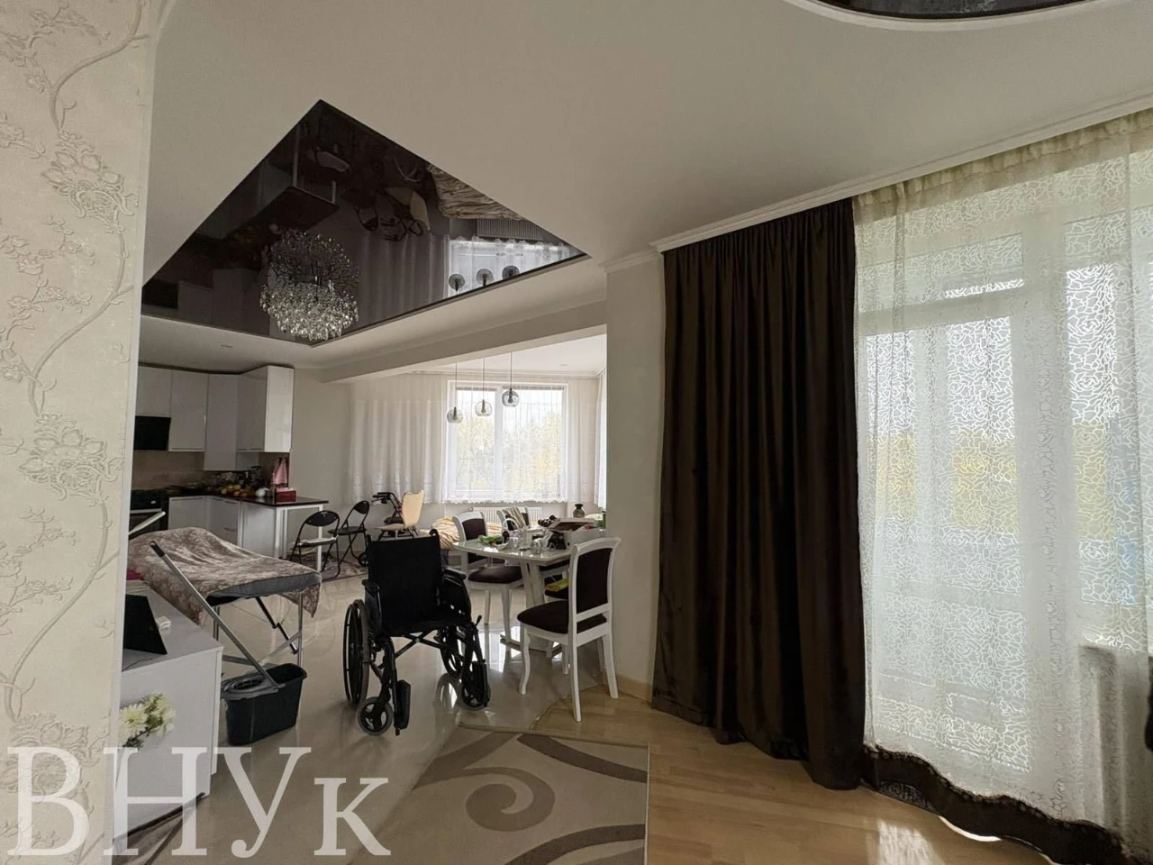 Продам 2к з кухнею студією з ремонтом,меблями та технікою