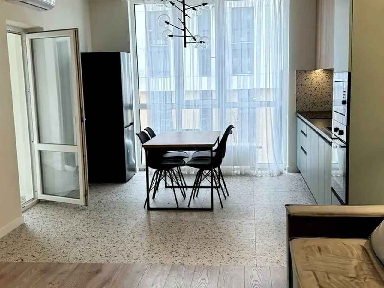 Оренда квартири 3-кімн. 75 м² 3/9 пов.