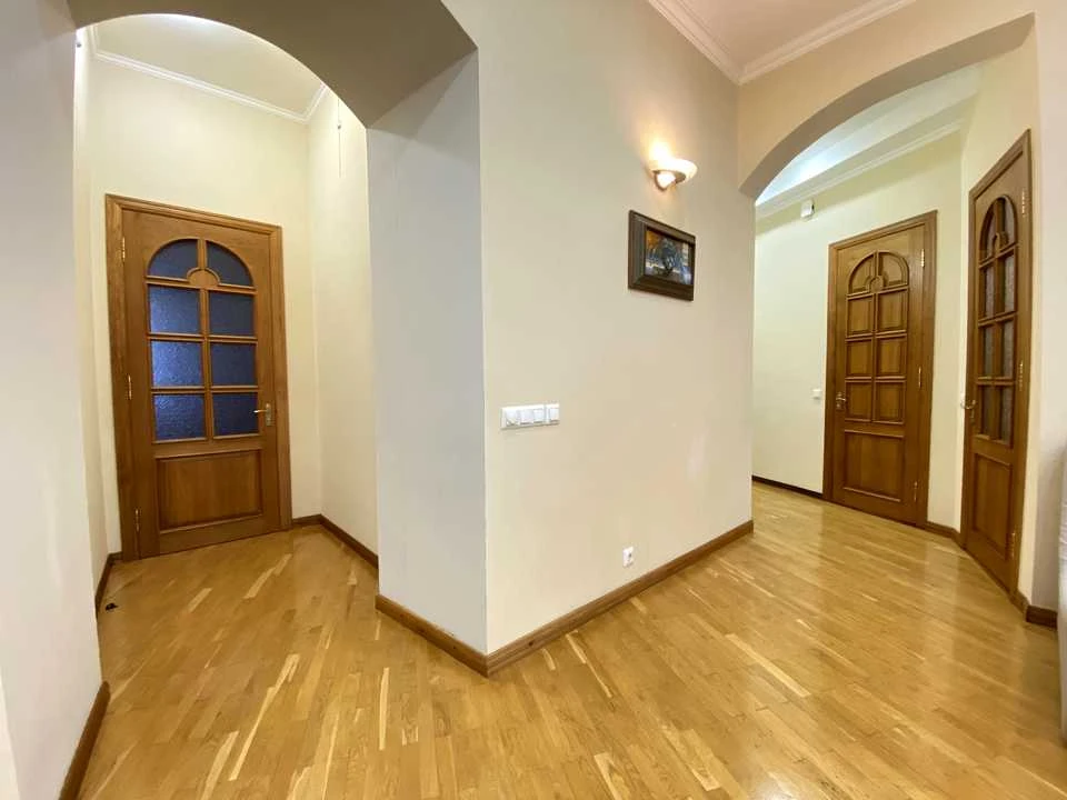 Квартира. Київ, Микільсько-Ботанічна вул.