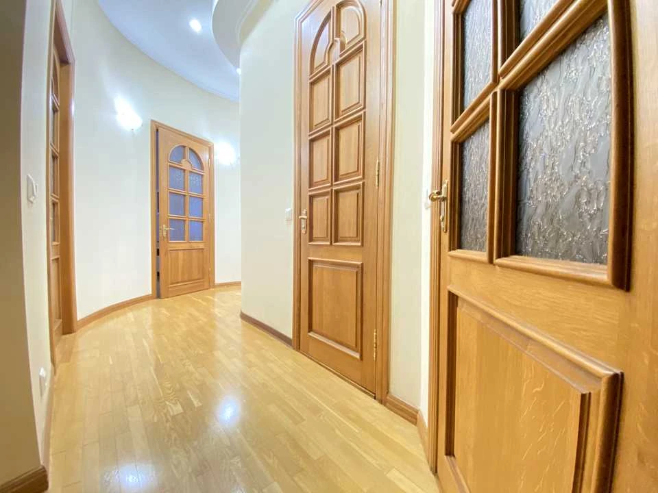 Квартира. Київ, Микільсько-Ботанічна вул.