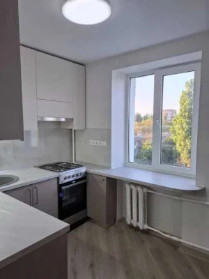 3к 59,2 м² на Таїрова, якісний ремонт, центр, три вікна у дв