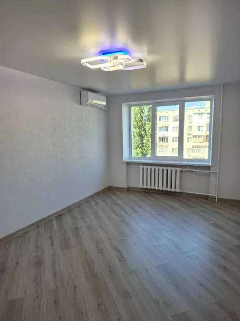 3к 59,2 м² на Таїрова, якісний ремонт, центр, три вікна у дв
