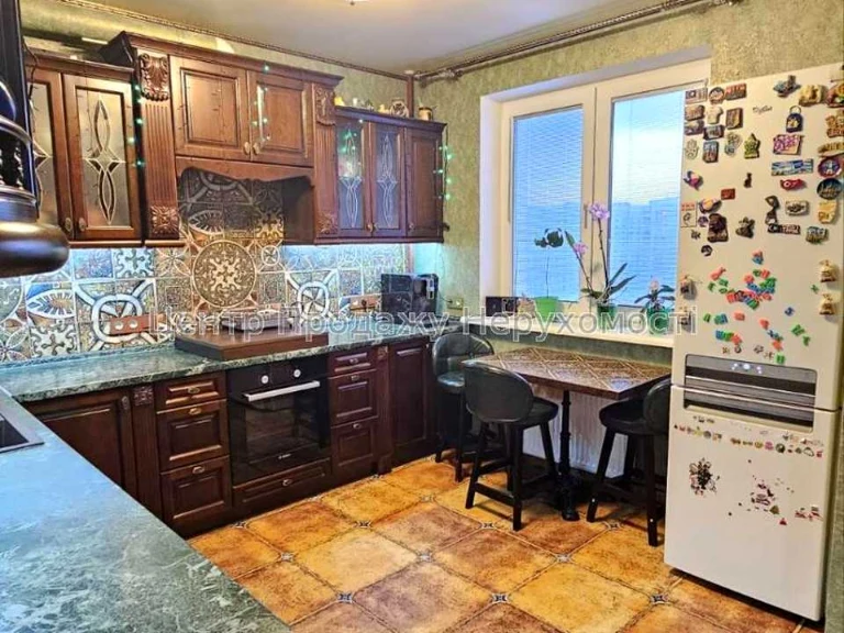 Apartment. Kharkiv, Peremohy Avenue.