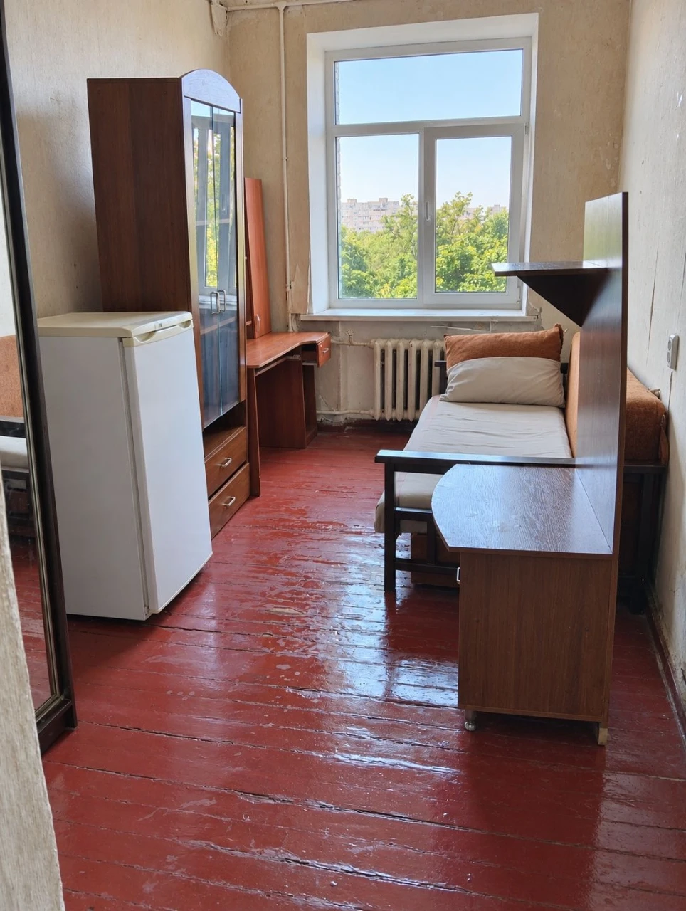 квартира  біля метро — 32 м², меблі та техніка залишаються!