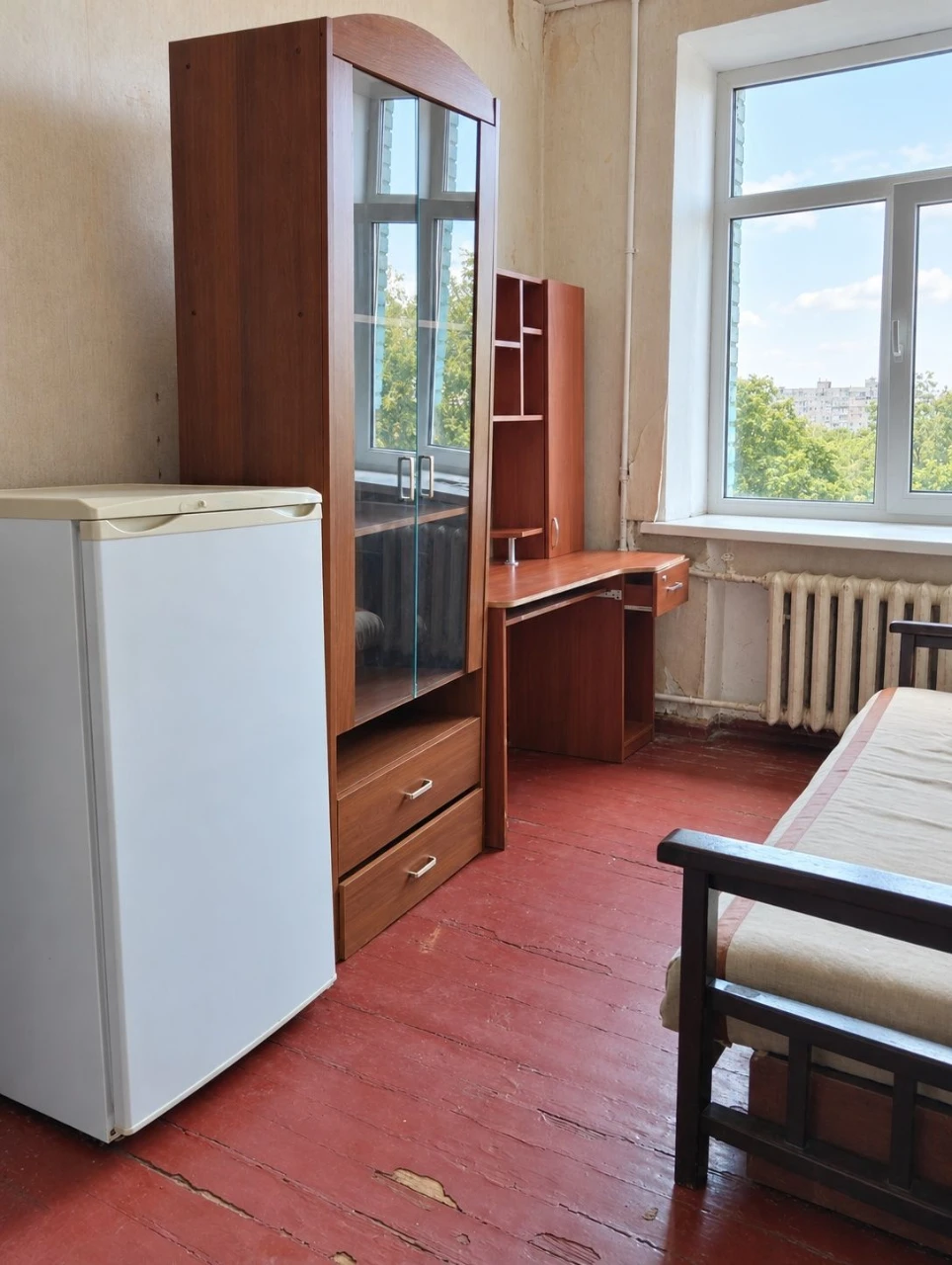 квартира  біля метро — 32 м², меблі та техніка залишаються!
