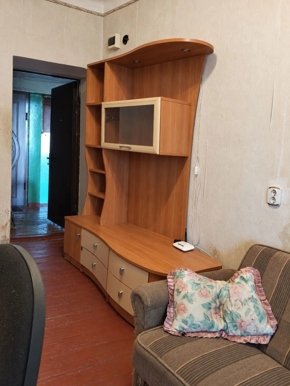 квартира  біля метро — 32 м², меблі та техніка залишаються!