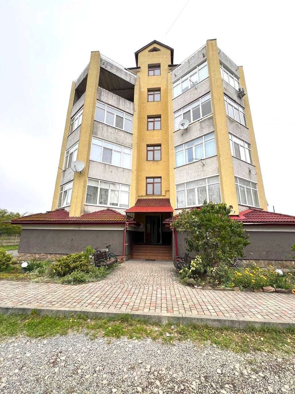Простора 3-х кімнатна квартира в центрі Ковеля біля річки та