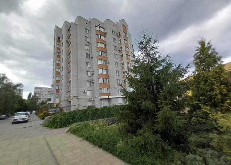 Продається 1/2 частки власності  у квартирі-студії на березі