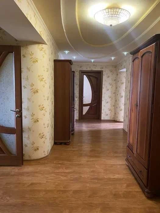 Продається 1/2 частки власності  у квартирі-студії на березі