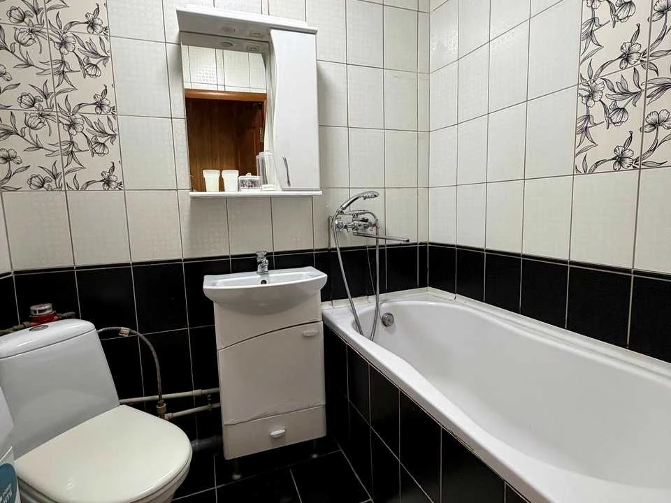 Apartment. Kharkiv, Traktorostudivnyky Ave.