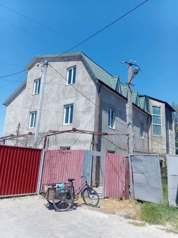 Продам новый дом в самом центре идеально подойдёт под гостин