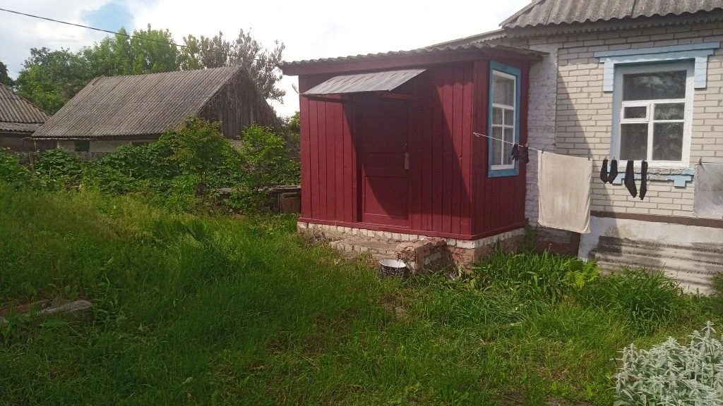 Продаётся под полдома с приусадебным хозяйством