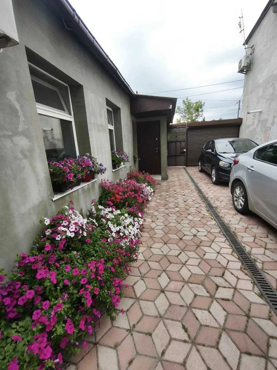 Продам 3-кімнатну квартиру з ремонтом, паркомісцем і власним