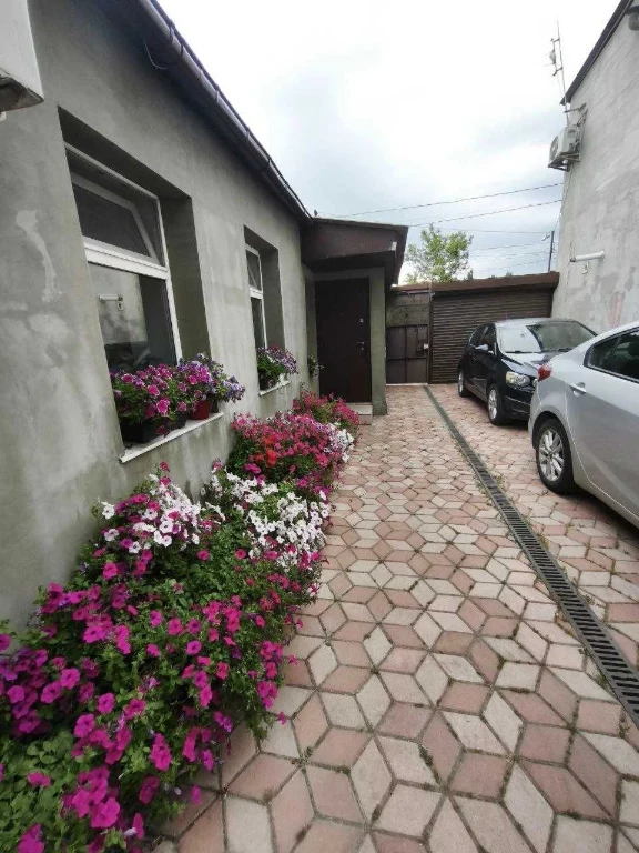 Продам 3-кімнатну квартиру з ремонтом, паркомісцем і власним