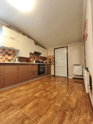 Продам 3-кімнатну квартиру з ремонтом, паркомісцем і власним