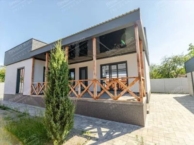Продається будинок, у якому відчувається затишок з першого к