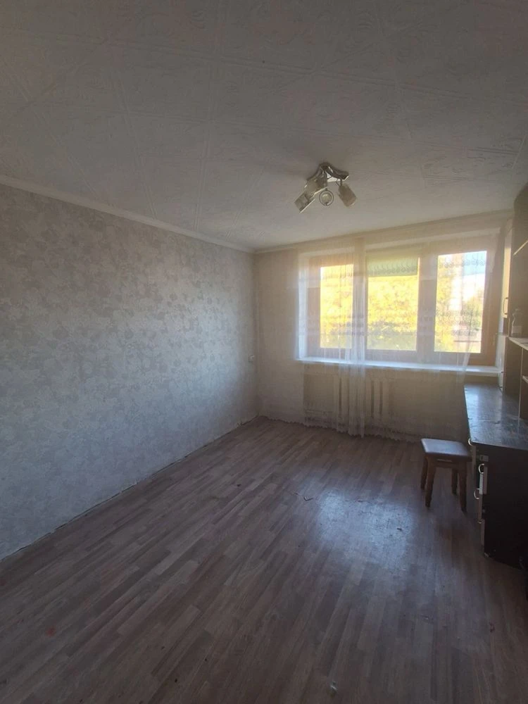 Продаж великої кімнати в гуртожитку біля Глобалу