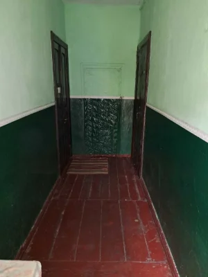 Продається трьохкімнатна квартира в будинку барачного типу в
