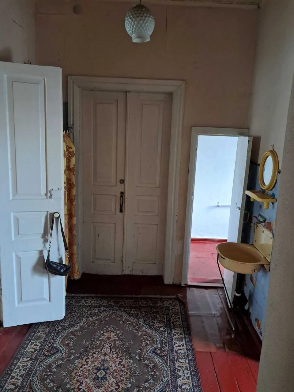 Продається трьохкімнатна квартира в будинку барачного типу в