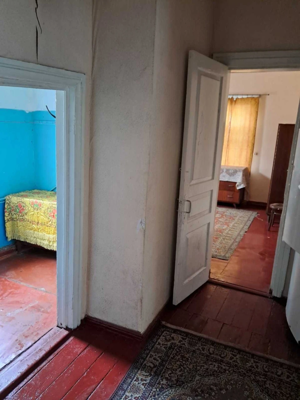 Продається трьохкімнатна квартира в будинку барачного типу в