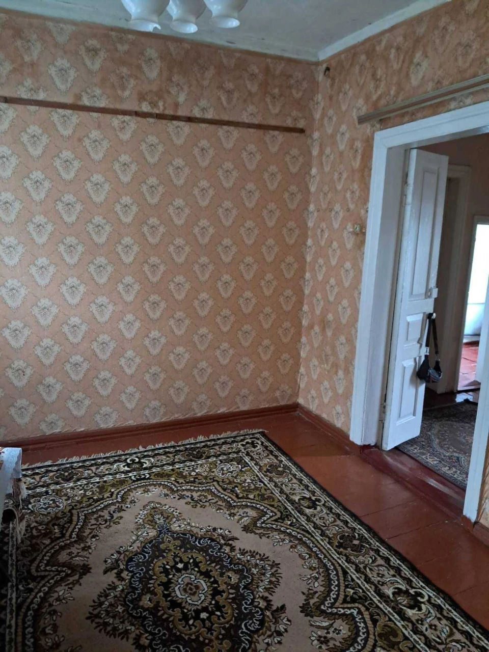 Продається трьохкімнатна квартира в будинку барачного типу в
