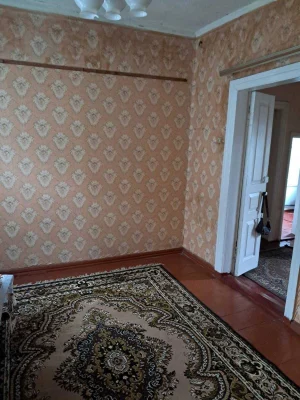 Продається трьохкімнатна квартира в будинку барачного типу в