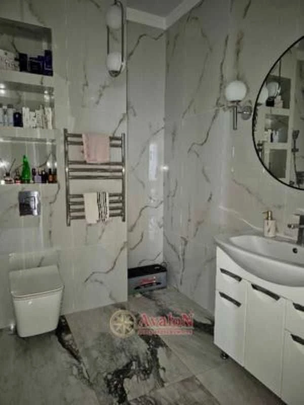 Продам 2-комнатную квартиру у моря с евроремонтом.