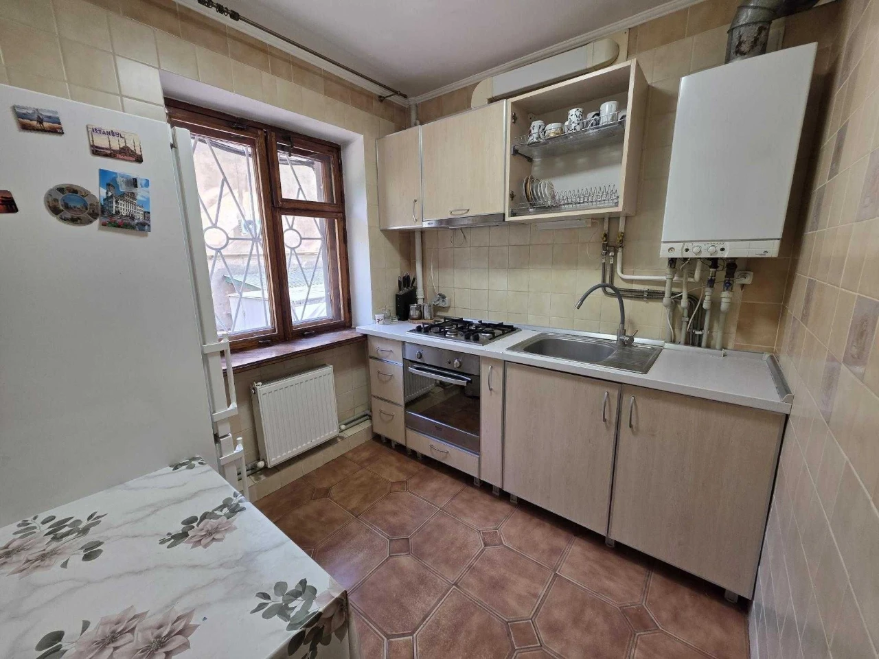 Продам 2-к квартиру з ремонтом та гаражем на вул.Болгарській