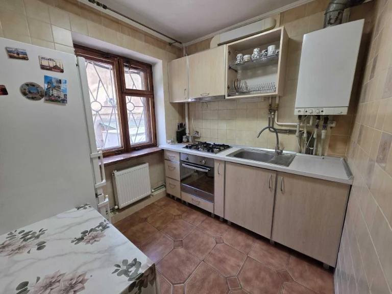Продам 2-к квартиру з ремонтом та гаражем на вул.Болгарській
