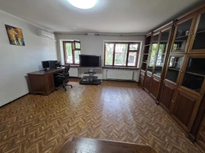 Продам 2-к квартиру з ремонтом та гаражем на вул.Болгарській