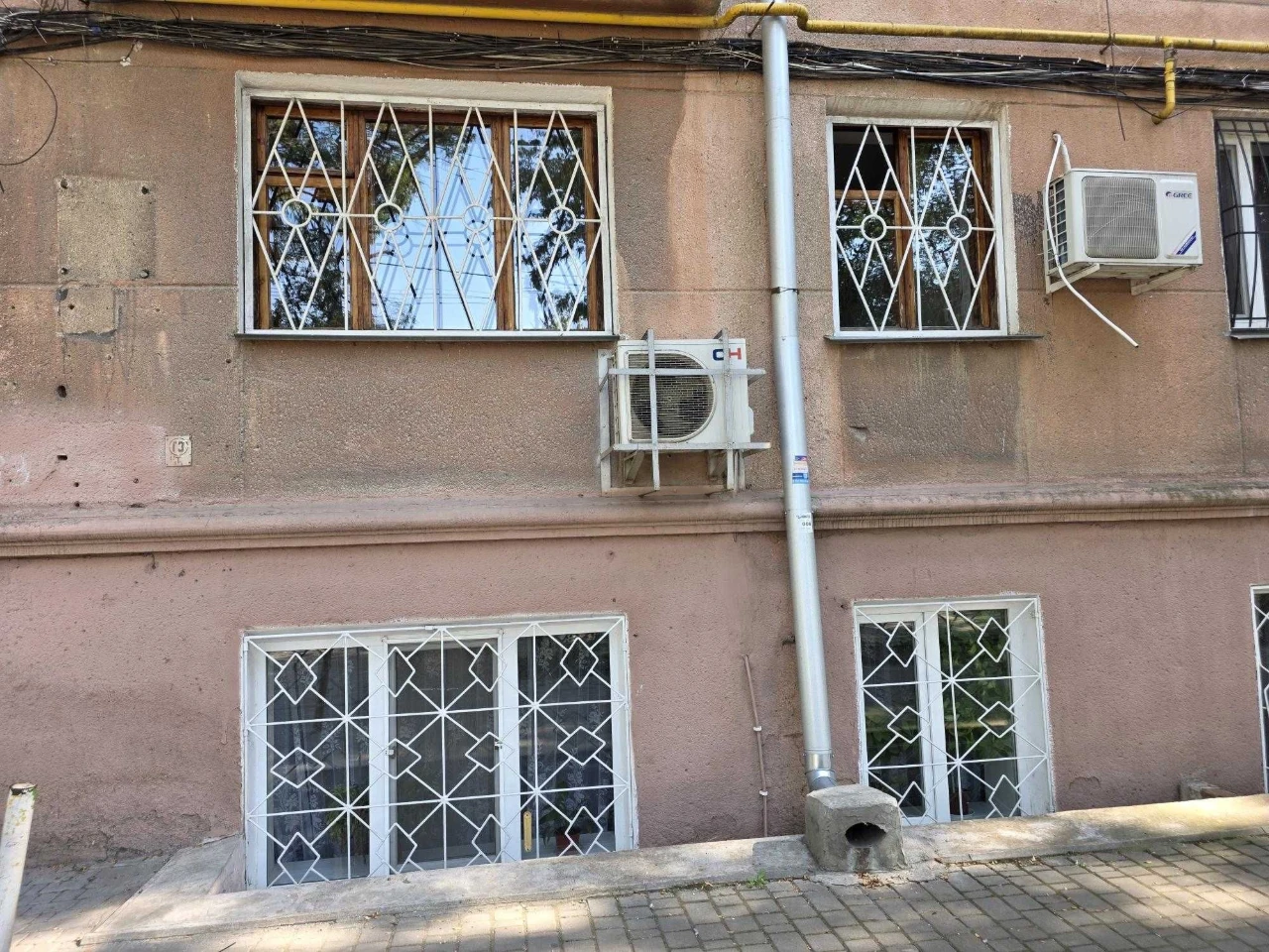 Продам 2-к квартиру з ремонтом та гаражем на вул.Болгарській