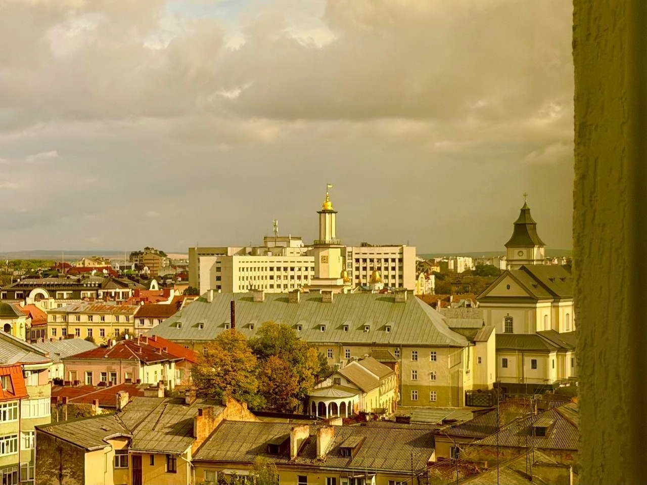 Продається 3 кімнатна квартира в центрі міста з терасою