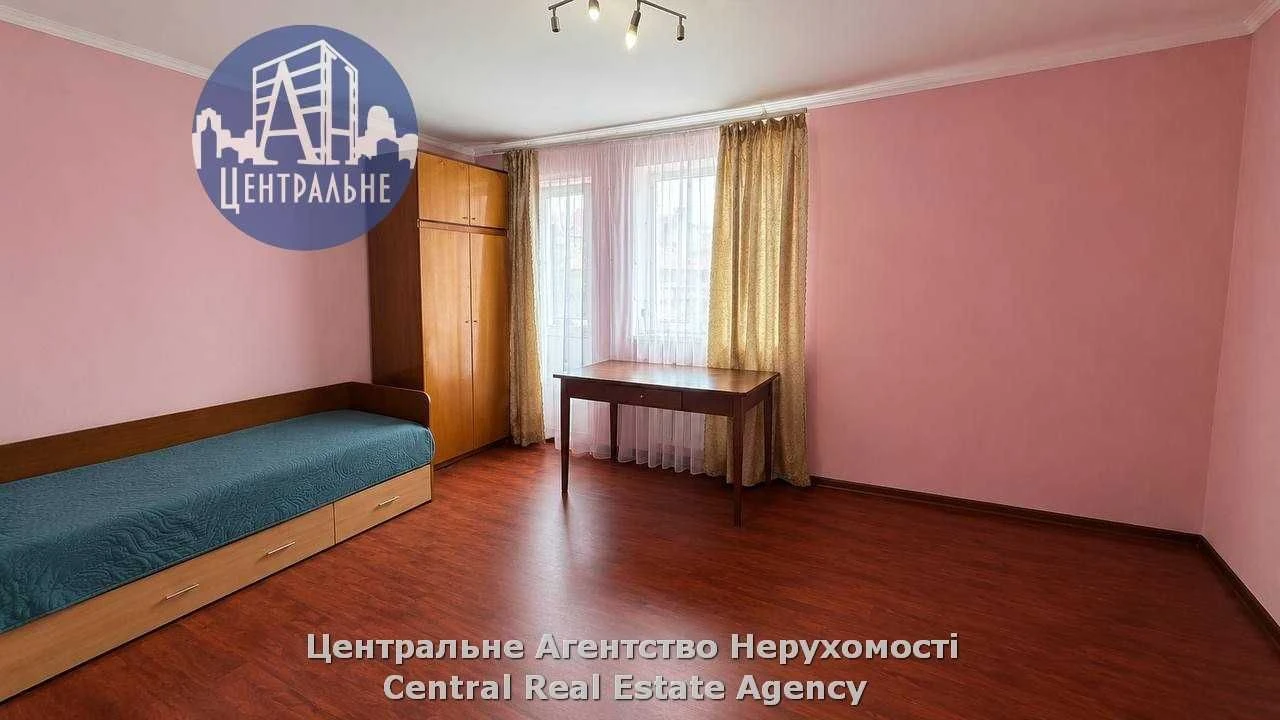 Продаж 3-кімнатної квартири поруч з центральним корпусом ЧНУ