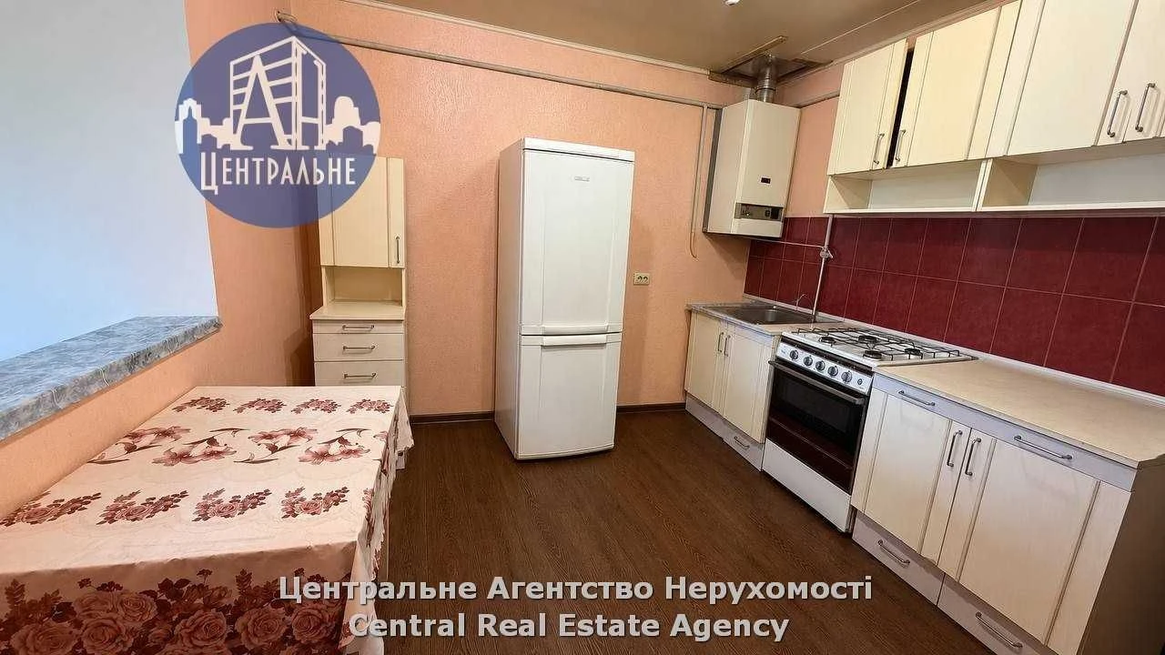 Продаж 3-кімнатної квартири поруч з центральним корпусом ЧНУ