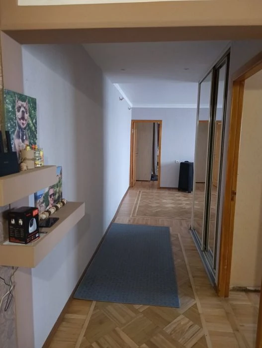 I will sell my own 3-room apartment at Traktorostudivnyky 100