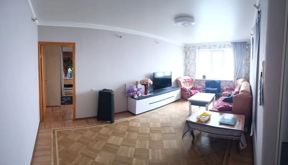 I will sell my own 3-room apartment at Traktorostudivnyky 100