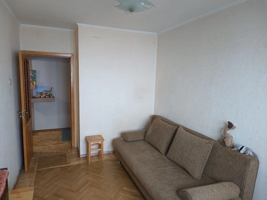 I will sell my own 3-room apartment at Traktorostudivnyky 100