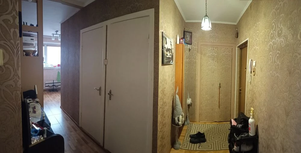 I will sell my own 3-room apartment at Traktorostudivnyky 100