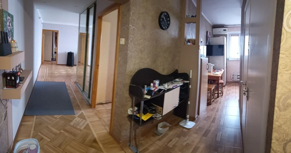 I will sell my own 3-room apartment at Traktorostudivnyky 100