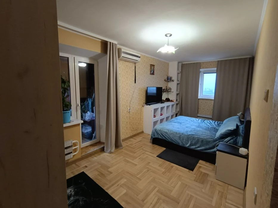 I will sell my own 3-room apartment at Traktorostudivnyky 100