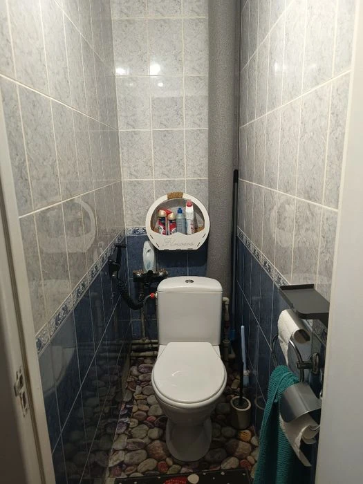 I will sell my own 3-room apartment at Traktorostudivnyky 100