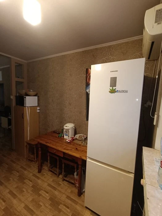 I will sell my own 3-room apartment at Traktorostudivnyky 100