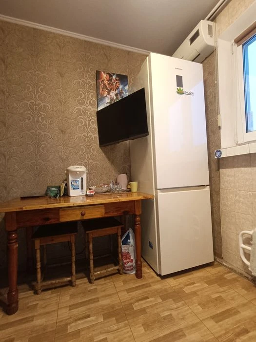 I will sell my own 3-room apartment at Traktorostudivnyky 100