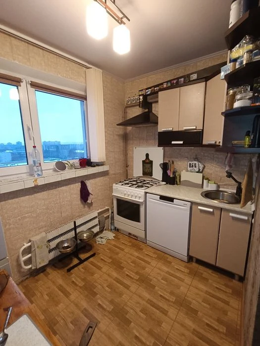 I will sell my own 3-room apartment at Traktorostudivnyky 100